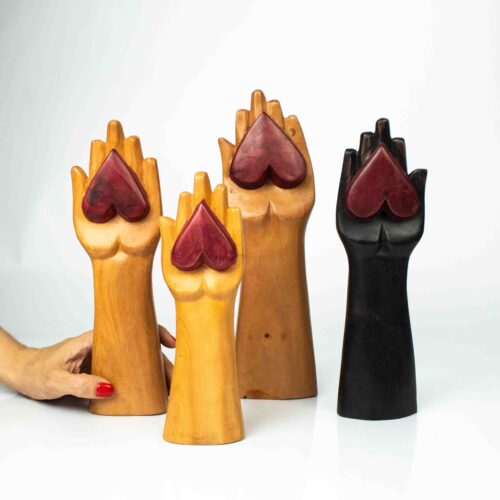 Escultura coração na mão de Dunga