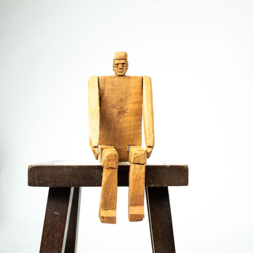 Escultura homem sentado de Luiz Benício